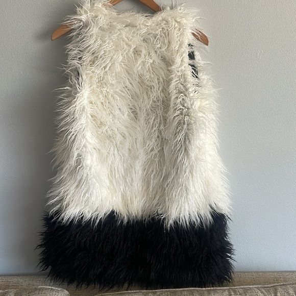 Black and White Faux Fur Vest - Picture 5 of 7